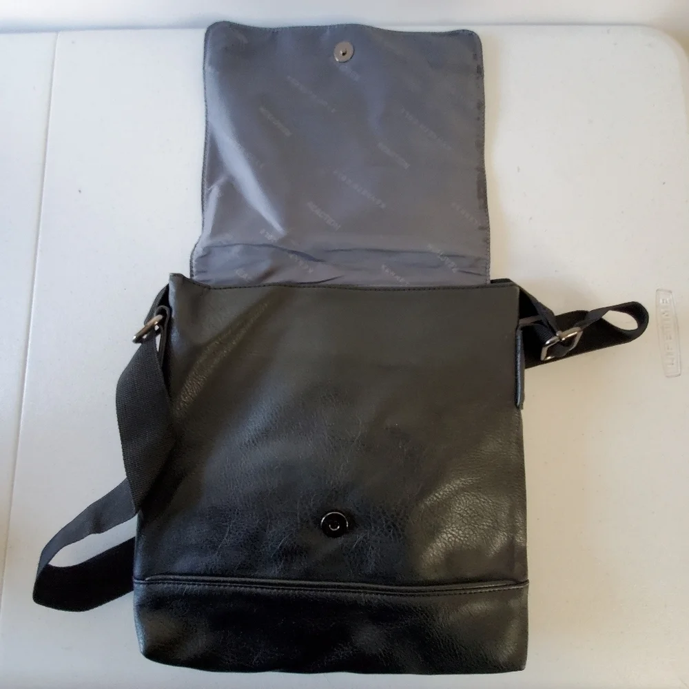 Kenneth Cole Reaction Messenger Bag Textured Black Carry All Travel Commute